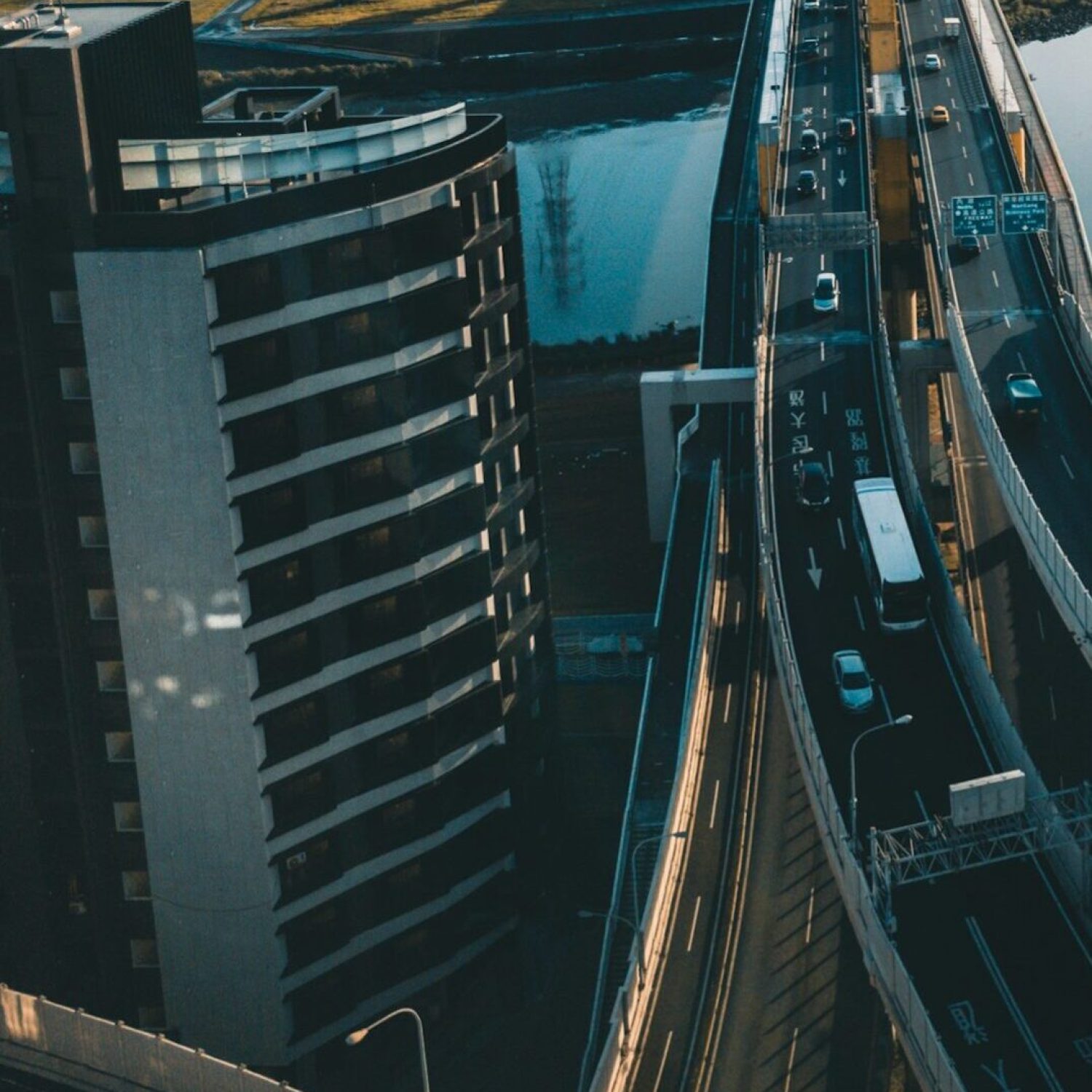 derek liang mulubdtltv4 unsplash